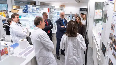 Archivo - Otro momento de una visita anterior a Navarrabiomed.