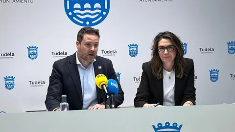 El alcalde de Tudela, Alejandro Toquero, y la concejala de Hacienda, Reyes Carmona.