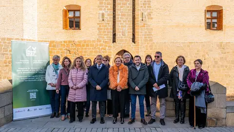 El consejero de Cohesión Territorial del Gobierno de Navarra, Óscar Chivite, durante la presentación de una nueva edición del programa RuralNav en el castillo de Marcilla, acompañado por representantes institucionales y municipales.