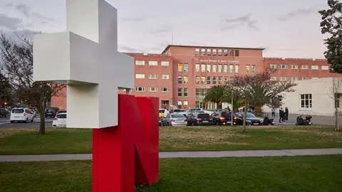 Archivo - Entrada del Hospital Universitario de Navarra.