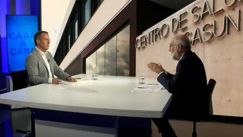 El consejero de Salud del Gobierno de Navarra, Fernando Dom&iacute;nguez (d), en una entrevista en Navarra Televisi&oacute;n con el periodista Roberto C&aacute;mara.