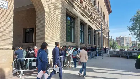Largas filas de migrantes en el Ayuntamiento de Zaragoza tras la aprobaci&oacute;n de la regularizaci&oacute;n extraordinaria.