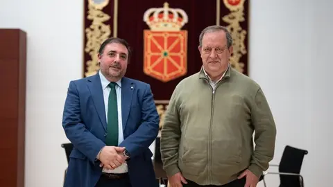 El presidente del Parlamento de Navarra, Unai Hualde, y Mikel Arregi, nuevo vocal del Consejo Social de la Universidad P&uacute;blica de Navarra