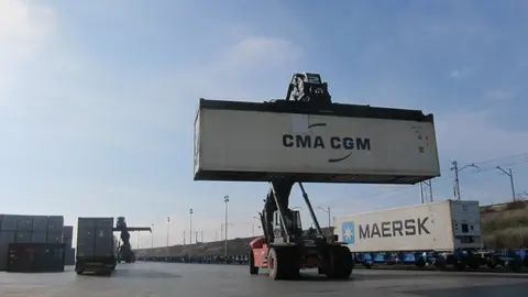 Archivo - Un potro lleva un contenedor para colocarlo en la plataforma ferroviaria 