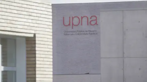 Archivo - Letrero de la UPNA en la fachada de la Universidad.