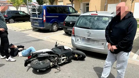 Accidente de tr&aacute;fico en la calle Luis Zapata de Tudela en el que una motorista result&oacute; herida con fractura de nariz tras ser golpeada por un turismo al salir marcha atr&aacute;s de un estacionamiento