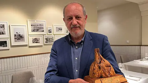 Nicol&aacute;s-Olea-con-el-Premio-de-Medio-Ambiente-2026