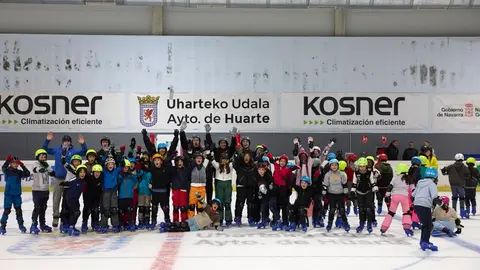 Foto de grupo en la visita del INDAF a una de las &uacute;ltimas jornadas de la Campa&ntilde;a Escolar de Hielo 2026.