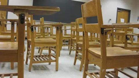 Archivo - Imagen de los pupitres de una clase