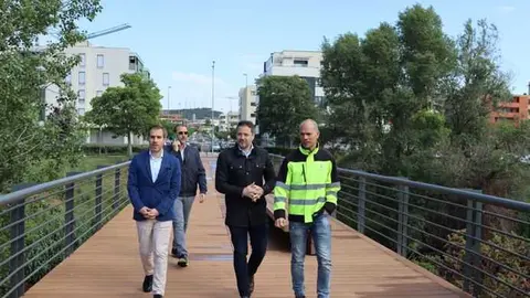 El alcalde de Tudela, Alejandro Toquero, y el concejal de Ordenaci&oacute;n Urbana Sostenible, Zeus P&eacute;rez, visitan la pasarela Cuartero sobre el r&iacute;o Queiles.