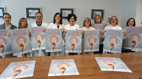 Profesionales del &Aacute;rea de Salud de Tudela con los carteles anunciadores de las jornadas.