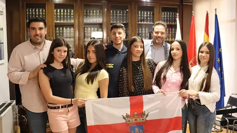 Las-cinco-j&oacute;venes-de-Tudela-que-representar&aacute;n-a-la-ciudad-en-el-Mundial-de-Hip-Hop-junto-a-Javier-Vidorreta-y-el-alcalde-Alejandro-Toquero-y-el-concejal-de-Deportes-Mart&iacute;n-L&oacute;pez