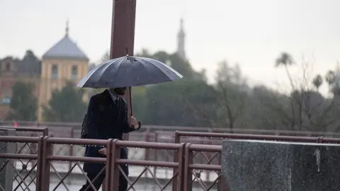 Archivo - Una persona se protege de la lluvia con un paraguas. A 03 de marzo de 2025, en Sevilla (Andaluc&iacute;a, Espa&ntilde;a).