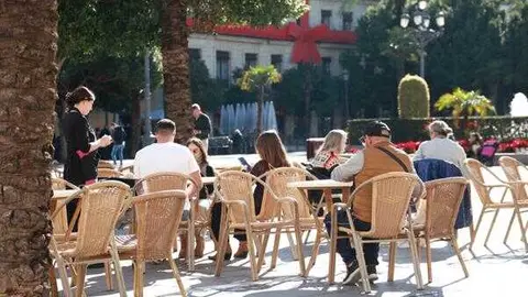 Archivo - Una terraza de bar en Jerez de la Frontera (C&aacute;diz)