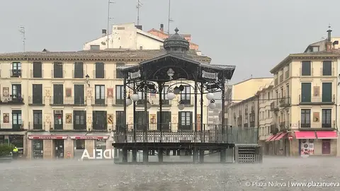 Lluvia en Tudela diluvio plaza de los Fueros Plaza Nueva clima tormenta mal tiempo temperatura temporal agua inundaci&oacute;n