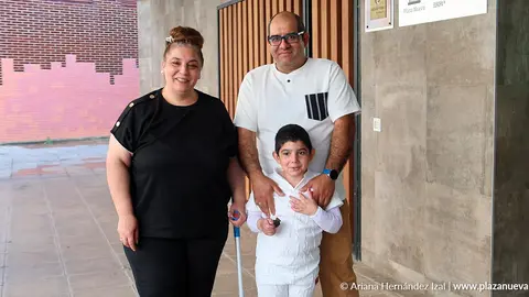 Toto, ni&ntilde;o con piel de mariposa de cinco a&ntilde;os, junto a sus padres Antonio Machado y Julia de los Santos, que reclaman restar minutos al dolor de su hijo con el acceso al tratamiento con terapia g&eacute;nica Vyjuvek, que ya se aplica en Andaluc&iacute;a