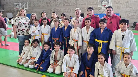 Grupo-Benjam&iacute;n-del-Shogun-con-sus-profesores