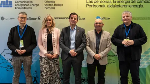 I-D: Carlos Chocarro, de Nasuvinsa; Garbi&ntilde;e Basterra, directora general del Gobierno de Navarra; Mikel Irujo, consejero; Joxe Abaurrea, concejal de Pamplona, y Javier Bur&oacute;n, gerente de Nasuvinsa, en el Congreso Europeo de Comunidades Energ&eacute;ticas.