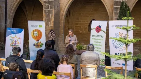 La consejera de Agricultura, Ganader&iacute;a, Mundo Rural y Medio Ambiente, Noem&iacute; Manzanos, junto con el director general de Innovaci&oacute;n y Ordenaci&oacute;n Educativa, Fabi&aacute;n Mart&iacute;n, abre el II Encuentro de la Red de Huertos Escolares Participativos Ecol&oacute;gicos