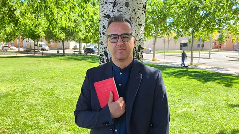 Domingo Alberto Mart&iacute;nez con su nueva obra 'El pan nuestro de cada d&iacute;a', publicada por la editorial Prames