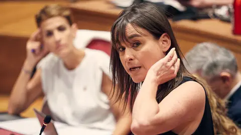 Archivo - La vicepresidenta tercera del Gobierno de Navarra y consejera de Vivienda, Juventud y Pol&iacute;ticas Migratorias, Bego&ntilde;a Alfaro, interviene durante una sesi&oacute;n plenaria, en el Parlamento de Navarra, a 26 de junio de 2025, en Pamplona, Navarra (Espa&ntilde;a)