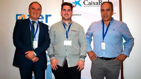 Cristian Chueca con su profesor Luis L&oacute;pez y Juan Carlos Ciria, director de CIP ETI Tudela
