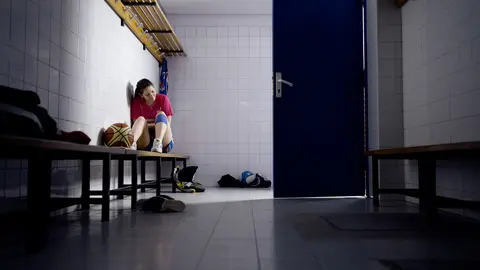 Una escena en un vestuario del documental 'Endometriosis hagamos visible lo invisible'