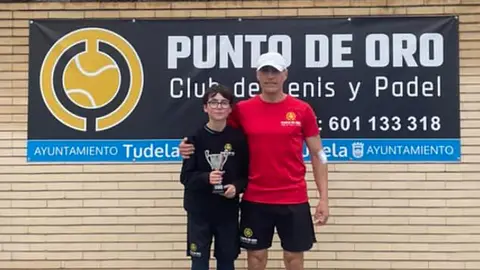 Leo-Santolalla-y-su-entrenador-Ricardo-Rodr&iacute;guez