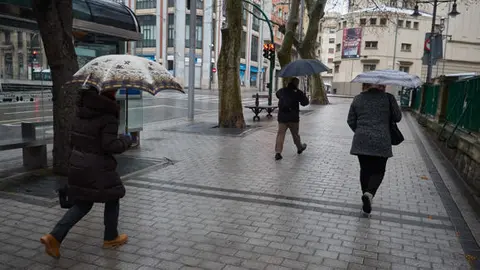 Vecinos de Pamplona yendo a trabajar durante la cuarentena del coronavirus
