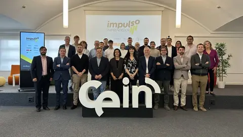 Foto de familia con los mentores y promotores de los proyectos que se han presentado a 'Impulso Emprendedor'.