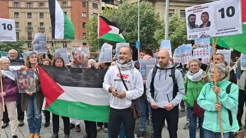 Patxi Calleiras y Lander Aurrekoetxea durante la concentraci&oacute;n en la que han anunciado su huelga de hambre para pedir la liberaci&oacute;n de Saif Abukeshek y Thiago &Aacute;vila.