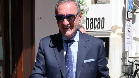 (Foto de ARCHIVO)
Carlos Herrera en las calles de Sevilla en el Domingo de Ramos a 29 de Marzo de 2026 en Sevilla (Espa&ntilde;a).

Leandro Wassaul / Europa Press
DOMINGO DE RAMOS;FAMOSOS;EVENTO;SEMANA SANTA;
29/3/2026