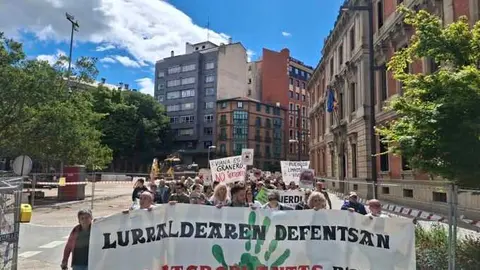 Manifestaci&oacute;n en Pamplona en contra de los proyectos de plantas de biometanizaci&oacute;n.