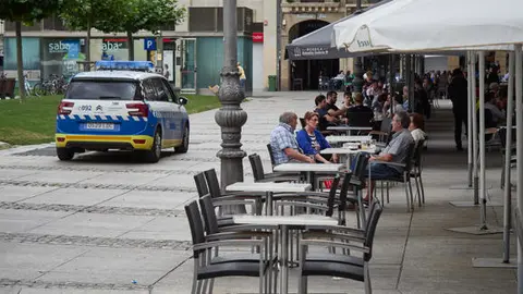 Polic&iacute;a Municipal de Pamplona controla el cumplimiento de las normas sanitarias de la fase 2 en las terrazas del centro de Pamplona en las jornadas previas a la entrada en la fase 3 de la desescalada en Pamplona, Navarra, Espa&ntilde;a, a 6 de junio de 2020.