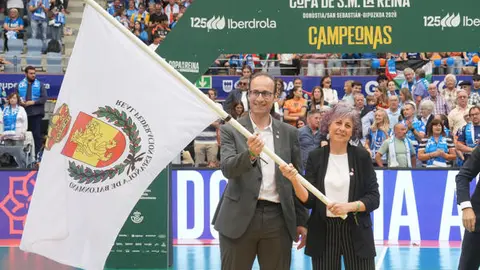 La consejera de Cultura, Deporte y Turismo del Gobierno de Navarra, Rebeca Esnaola, asiste en San Sebasti&aacute;n a la final de la Copa de la Reina de balonmano femenino para recibir el testigo de la organizacion del torneo en Navarra en 2027.