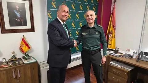 El presidente de la FER, Eduardo de Luis Olloqui, y el Coronel Jefe de la 10&ordf; Zona de la Guardia Civil en La Rioja, Enrique Moure Lavilla, tras la firma del acuerdo entre ambas instituciones