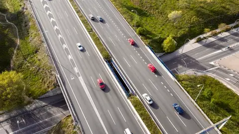 Archivo - Coches, carreteras, veh&iacute;culos el&eacute;ctricos, objetivos UE