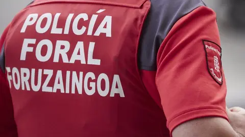 Archivo - Imagen de archivo de un agente de Polic&iacute;a Foral