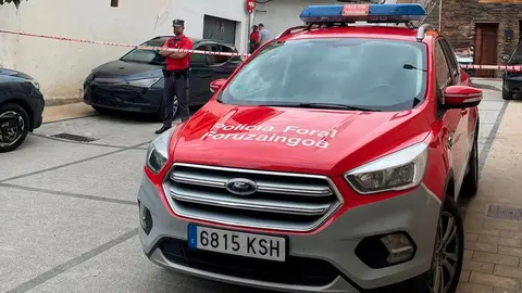 Polic&iacute;a Foral junto a la vivienda de Arguedas donde fue hallada muerta Saida El Yousif, de 44 a&ntilde;os
