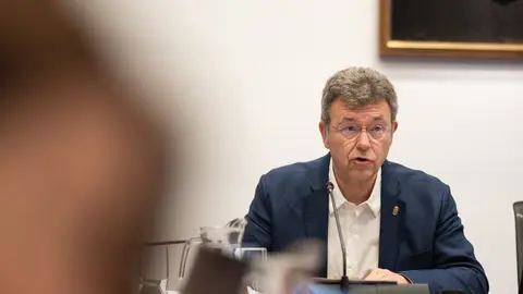 El Defensor del Pueblo de Navarra, Patxi Vera, en el Parlamento foral.