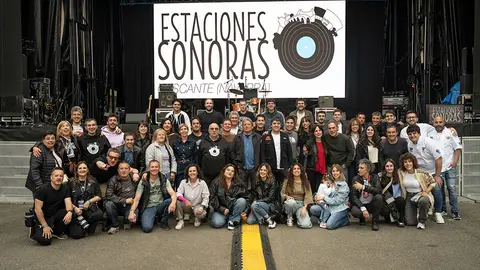 Foto de grupo de las personas que est&aacute;n detr&aacute;s de Estaciones Sonoras