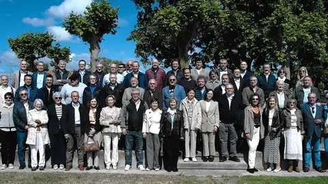 Grupo de alumnos de la promoci&oacute;n con algunos de sus profesores posando en los jardines exteriores del CIP ETI Central de Tudela