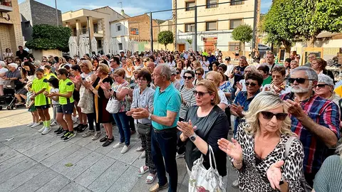 Vecinos y vecinas de Arguedas protagonizaron la tarde de ayer&nbsp;una concentraci&oacute;n en respuesta a un presunto asesinato machista