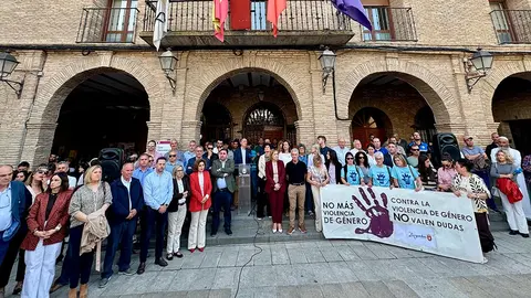 Vecinos y vecinas de Arguedas protagonizaron la tarde de ayer&nbsp;una concentraci&oacute;n en respuesta a un presunto asesinato machista