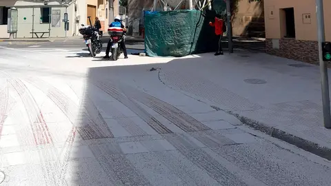 Estado de la calle D&iacute;az Bravo con Dominicas en Tudela tras el derrame de yeso que oblig&oacute; a cortar el tr&aacute;fico