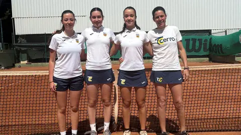 Equipo femenino del Tenis Club Cerro Fontellas formado por Paulina Gil Iturralde, Daniela Mart&iacute;nez Sola, Patricia Colomina Aluja y Macarena Casanova S&aacute;nchez