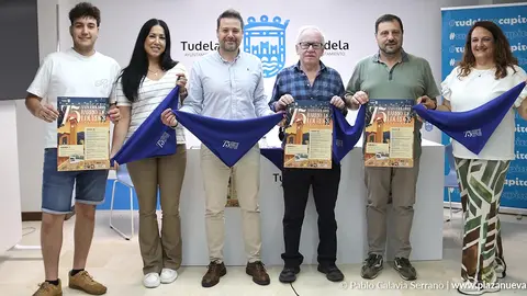 Representantes del Barrio de Lourdes y autoridades, de izquierda a derecha: David Vera Mu&ntilde;oz, Ver&oacute;nica Gormedino L&oacute;pez (concejal de Festejos), Alejandro Toquero Gil (alcalde de Tudela), Javier Mart&iacute;nez Latorre, Pedro Mart&iacute;nez Maule&oacute;n y Laura Mart&iacute;nez Valenzuela (presidenta de la Asociaci&oacute;n de Vecinos del Barrio de Lourdes)