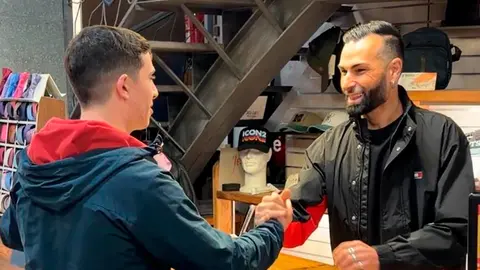 Joven en un comercio local de la Ribera de Navarra