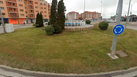 Intervenci&oacute;n de la Polic&iacute;a Local de Tudela en las inmediaciones de plaza Europa, donde un hombre fue detenido tras una pelea en la que tres agentes resultaron heridos leves