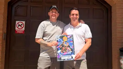 El alcalde de Ablitas, Carlos Bonel Soto, a la derecha de la imagen, junto al promotor del evento y el cartel del Indie Music Festival On Tour en su segunda edici&oacute;n en el municipio